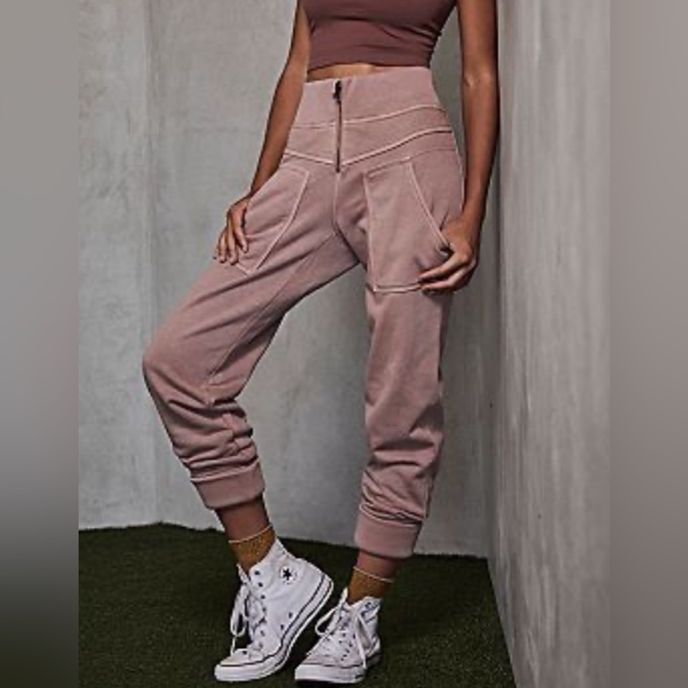 Free People Movement on the Road Joggers Edgy
Sweatpants, Small